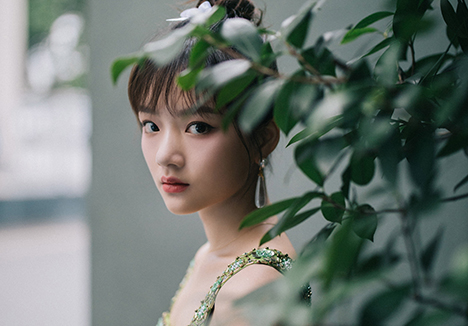 名门泽佳:任敏新造型真好看！穿绿钻石连衣裙搭丸子头效果甜美灵动